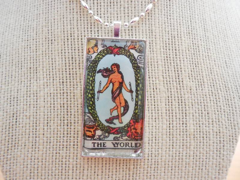 Tarotkarte "The World" Glasfliese Anhänger 1x2", Bronzefarben Oder Silberfarbene Fassung Mit 20" Bronzefarbener Silberfarbener Kugel Und Perlenkette von MsPaisleysParlor