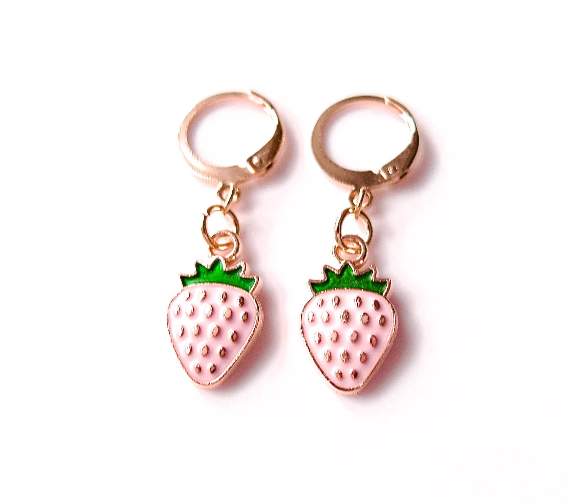 24 K Vergoldete Edelstahl Creolen Mit Rosa Emaille Erdbeeren Ohrringe Ohrschmuck Für Mädchen Und Frauen Minimalistisch 24 K Vergoldete Edelstahl Creolen Mit Rosa Emaille Erdbeeren Ohrringe Ohrschmuck Für Mädchen Und Frauen Minimalistisch von MsSchmuck