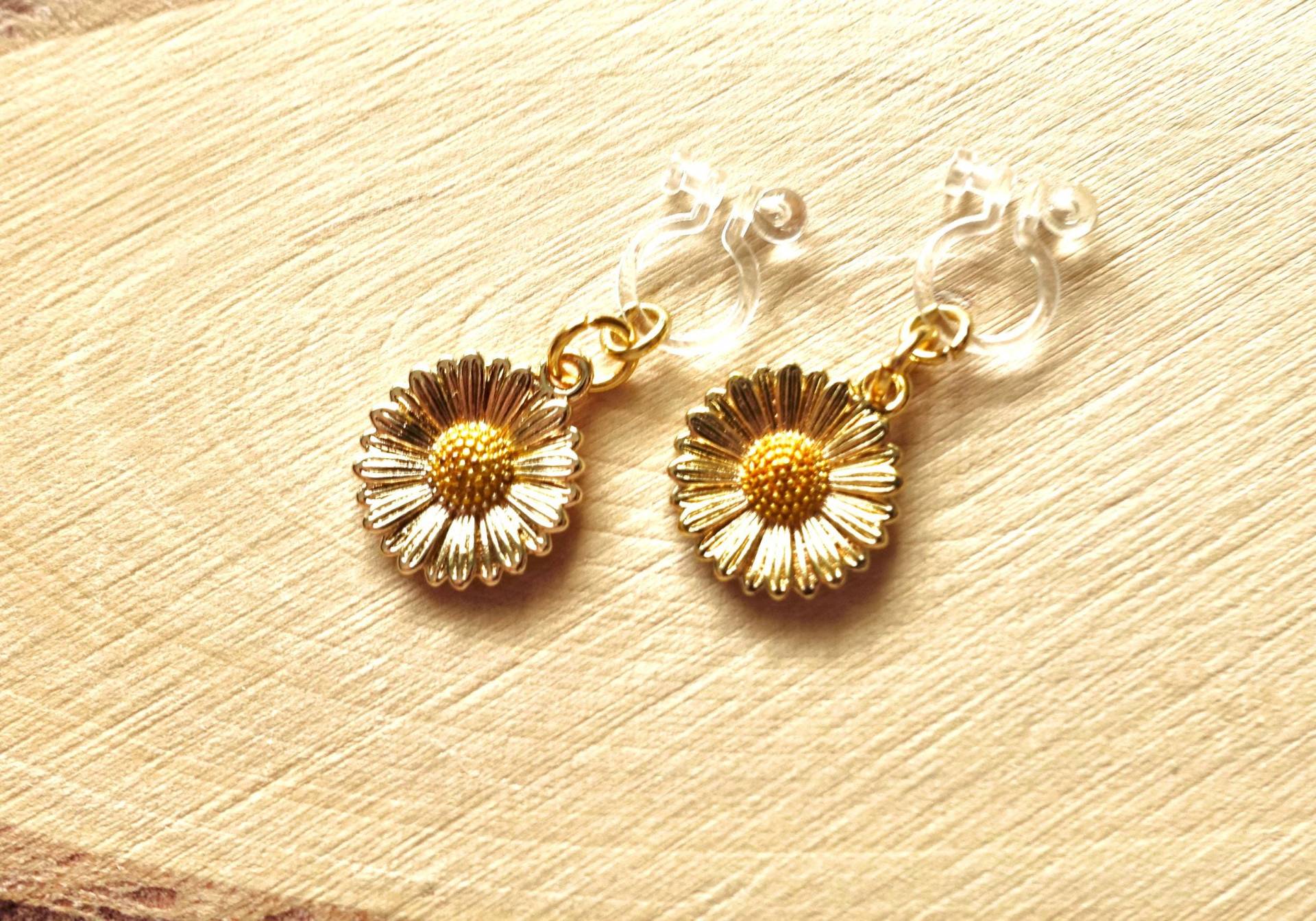 24K Vergoldete Messing Gänseblümchen Ohrclips Silikon Schmerzfrei Mädchenschmuck Frauenschmuck Ohrschmuck Transparent Unsichtbar Geschenk 24K Vergoldete Messing Gänseblümchen Ohrclips Silikon Schmerzfrei Mädchenschmuck Frauenschmuck Ohrschmuck Transparent Unsichtbar Geschenk von MsSchmuck