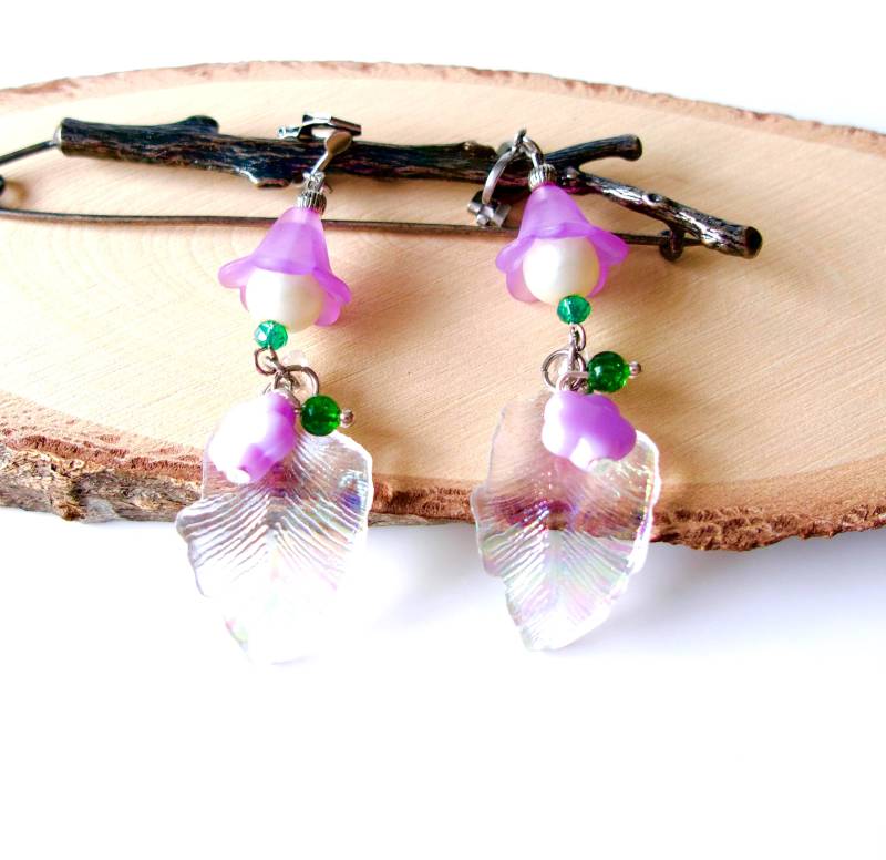 Edelstahl Ohrclips Mit Lila Glöckchen Und Schimmernden Acryl-Blättern Ohrschmuck Frauen Mädchenschmuck Edelstahl Ohrclips Mit Lila Glöckchen Und Schimmernden Acryl-Blättern Ohrschmuck Frauen Mädchenschmuck von MsSchmuck