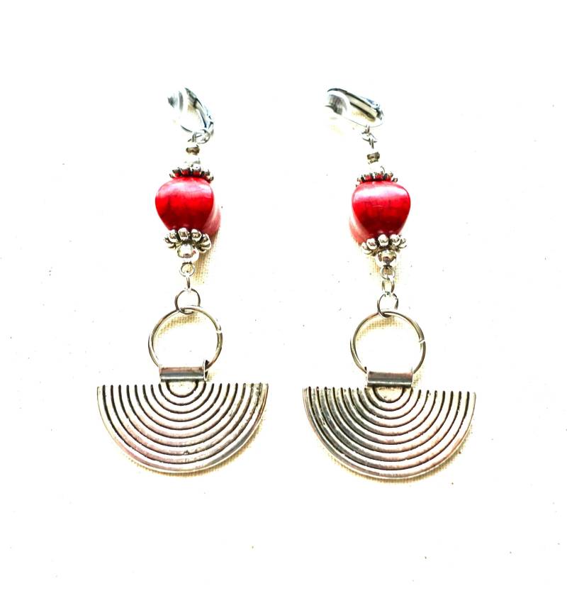 Edelstahl Ohrclips Mit Roten Acrylperlen Und Geriffelten Metall-Halbkreisen Ohrschmuck Boho & Hippie Unisex von MsSchmuck