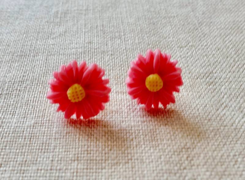 Edelstahl Ohrstecker Mit Harz-Blümchen Gänseblümchen Koralle Ohrschmuck von MsSchmuck