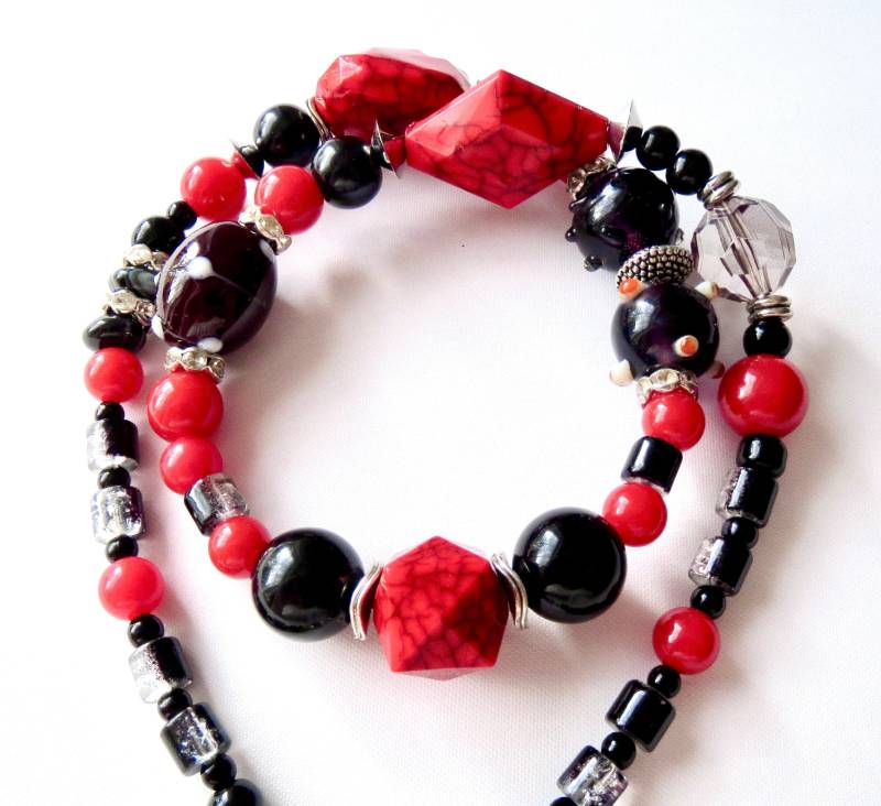 Halskette in Schwarz-Rot Mit Perlenmix Aus Glas Und Acryl Perlen 52 cm Boho & Hippie Geschenkidee Frauenkette Frauenschmuck von MsSchmuck