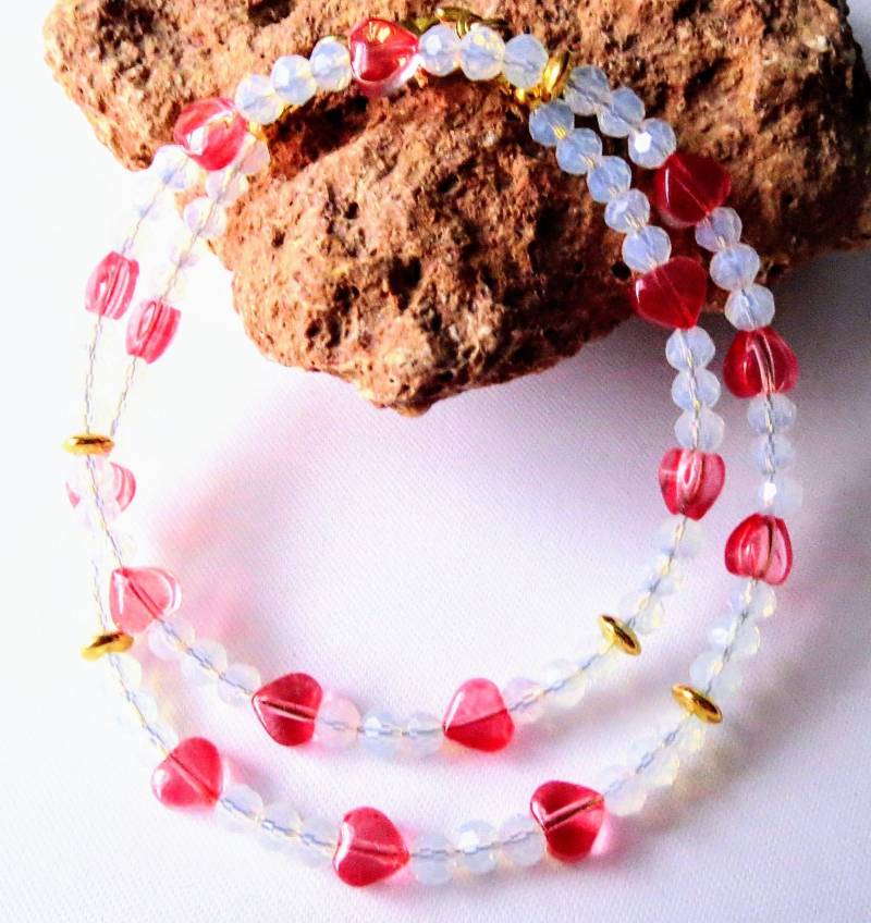 Kinderkette Mit Opalit Perlen Und Roten Glas-Herzen Kinderschmuck Mädchenschmuck Mädchenkette Halskette Minimalistisch von MsSchmuck