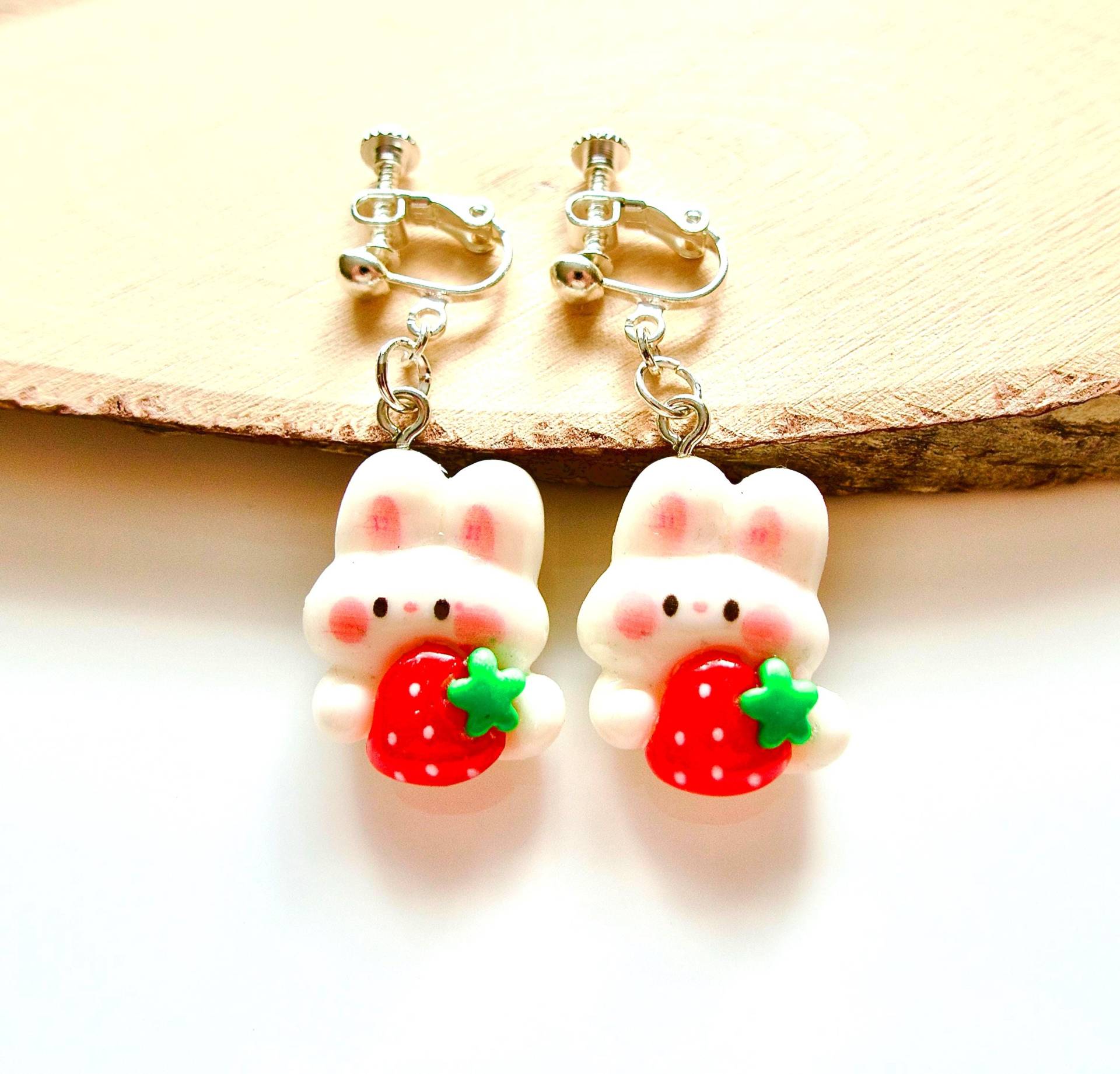 Kinderohrclips " Süße Häschen Mit Erdbeeren Ohrschmuck Ohne Ohrloch Kinderschmuck Mädchenschmuck von MsSchmuck