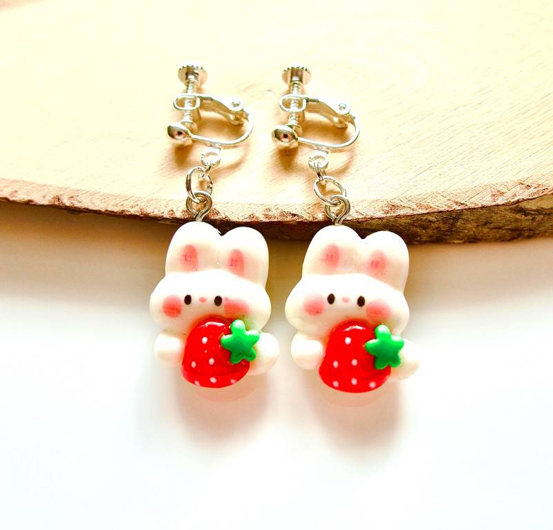 Kinderohrclips " Süße Häschen Mit Erdbeeren Ohrschmuck Ohne Ohrloch Kinderschmuck Mädchenschmuck von MsSchmuck