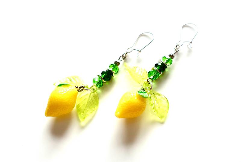 Lange Ohrringe Mit Harz-Citronen Auf Grünen Blättern Und Kristallglasperlen Ohrschmuck von MsSchmuck
