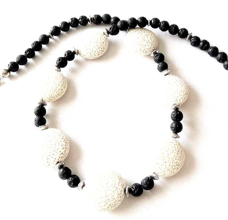 Lava Kette in Schwarz-Weiß Steinkette Perlenkette 49 cm Halskette Mit Perlen Collier Unisexkette Geschenk Geburtstag Jubiläum von MsSchmuck