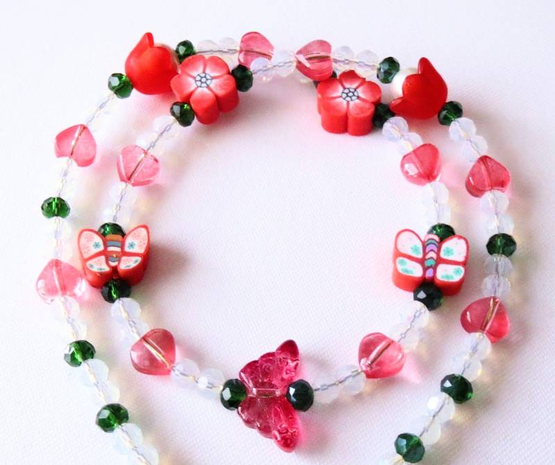 Mädchenkette in Rot-Weiß Mit Opalit Und Glas Perlen Roten Blümchen Schmetterlingen Herzen Mädchenschmuck Kinderschmuck Kinderkette von MsSchmuck