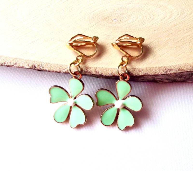 Ohrclips "Blumen" Ohrschmuck Für Frauen Und Mädchen Wunderschöne Emaille Blumen Zartgrün Geschenkidee Geburtstag von MsSchmuck