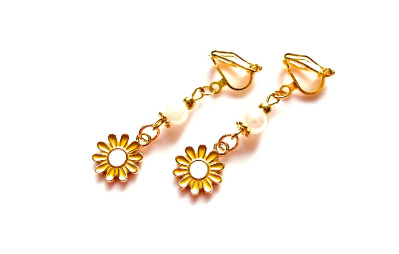 Ohrclips "Gänseblümchen" Ohrschmuck Kinderschmuck Mit Emaille Gänseblümchen-Anhängern Und Weißen Glasperlen von MsSchmuck