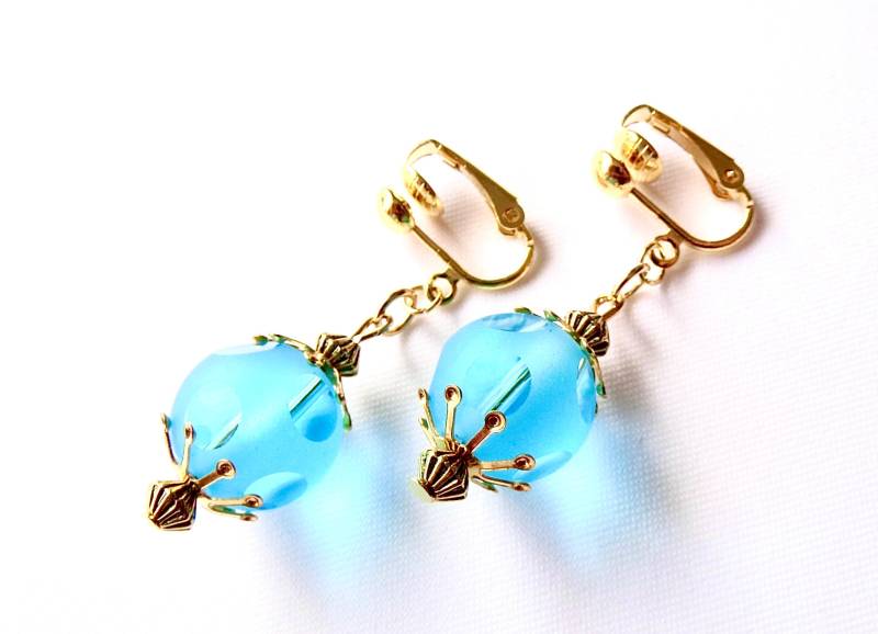 Ohrclips Mit Blauen Glasschliffperlen Und Goldenen Perlenkappen Ohrschmuck Unisex Geschenkidee Jubiläum Geburtstag von MsSchmuck