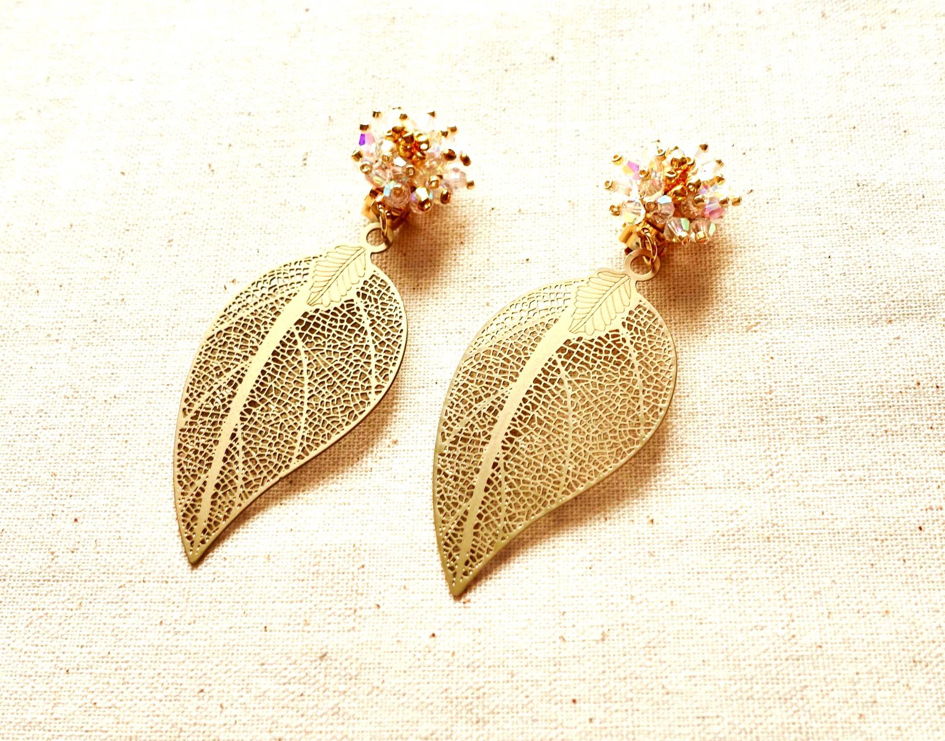 Ohrclips Mit Schimmernden Kristallglas-Blumen Und Großen Edelstahl-Blättern Ohrschmuck Festlich Elegant Ohrclips Mit Schimmernden Kristallglas-Blumen Und Großen Edelstahl-Blättern Ohrschmuck Festlich Elegant von MsSchmuck