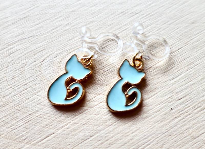Schmerzfreie Kunststoff Ohrclips Mit Kleinen Hellblauen Emaille Kätzchen Ohrschmuck Kinderschmuck von MsSchmuck