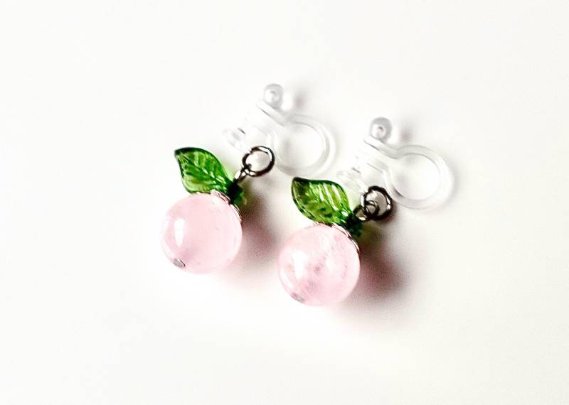 Schmerzfreie Ohrclips Mit Natürlichen Rosenquarz Perlen Und Acryl Blättern Ohrringe Ohne Ohrloch Ohrschmuck Kinderschmuck Geschenkidee von MsSchmuck