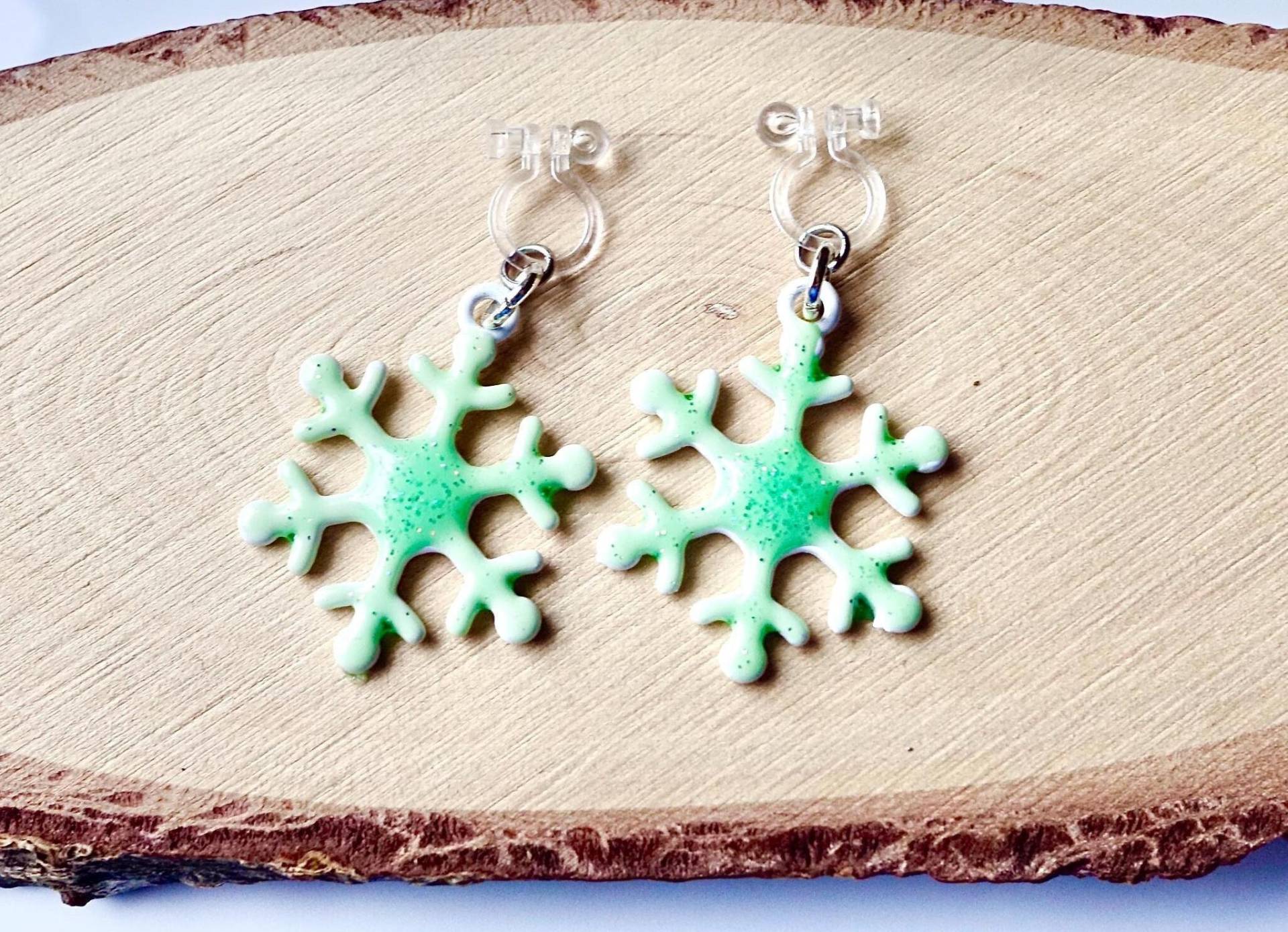 Schmerzfreie Silicon Ohrclips Mit Hellgrünen Schneeflocken Ohrschmuck Für Kinder Und Erwachsene von MsSchmuck