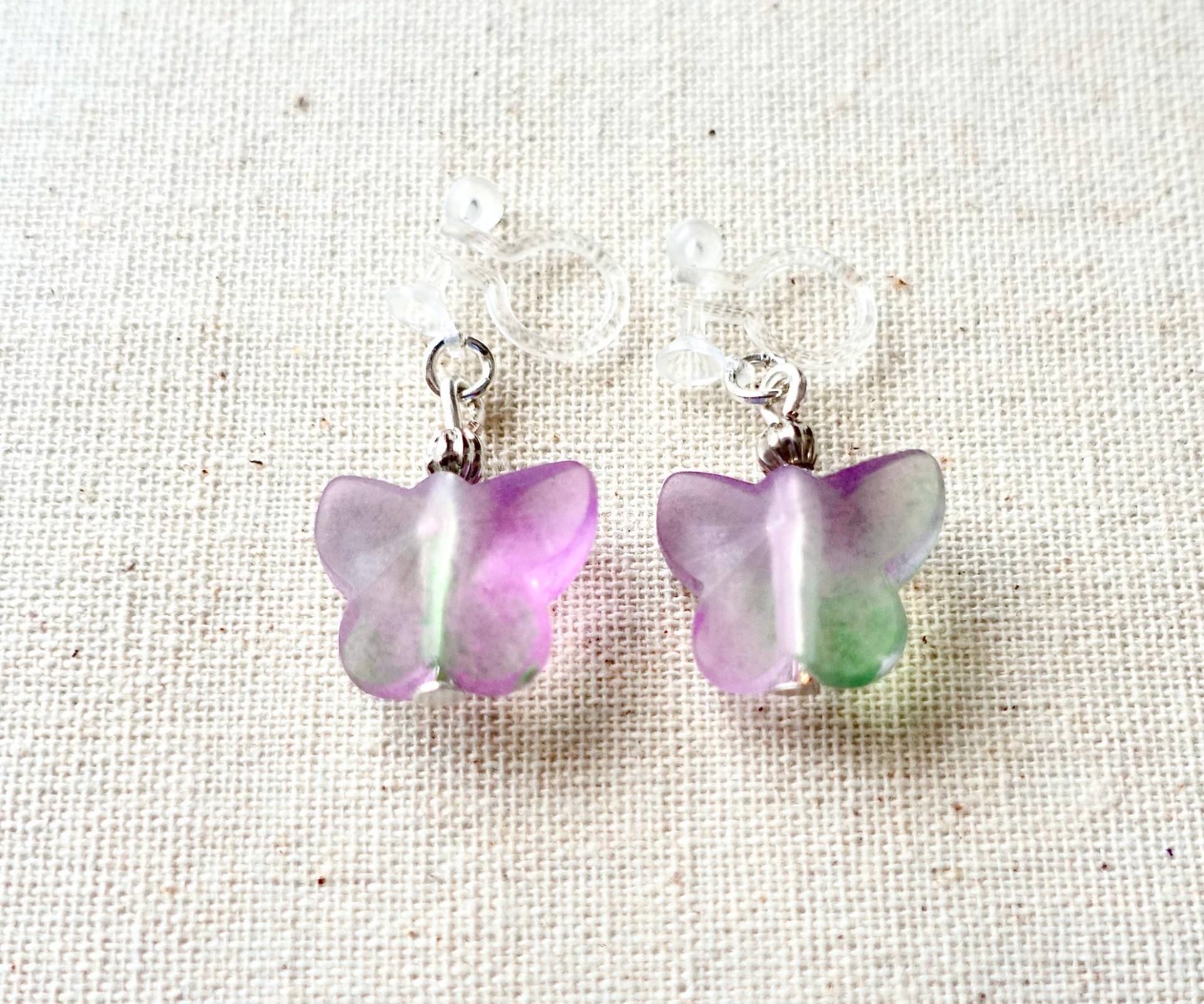 Schmerzfreie Unsichtbare Ohrclips Mit Lila-Grünen Schmetterlingen Ohrschmuck von MsSchmuck