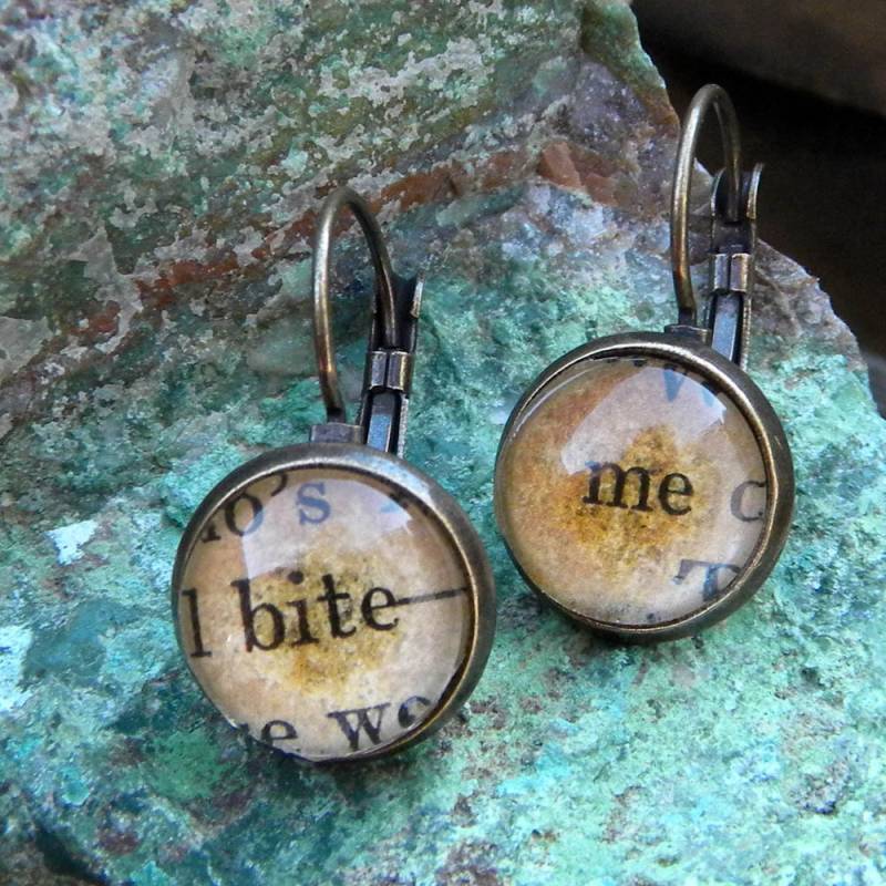 Beißen Sie Mich, Halloween Vampir Ohrringe, Dracula, Wort Beißen Buchliebhaber, Buchschmuck, Schmuck, Bibliothekar von Msemrick