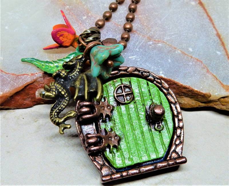 Fee Tür Medaillon, Hobb Medaillon Halskette, Herr Ringe, Grüne Tür, Kleine Drache, Feenhaus Fee Tür Medaillon, Hobb Medaillon Halskette, Herr Ringe, Grüne Tür, Kleine Drache, Feenhaus von Msemrick