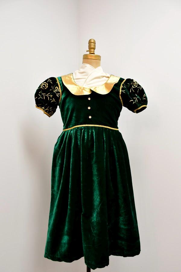 Kind Fiona - Mädchen Abendkleid Princess Cut Samtkleid Made To Order von MskWsk