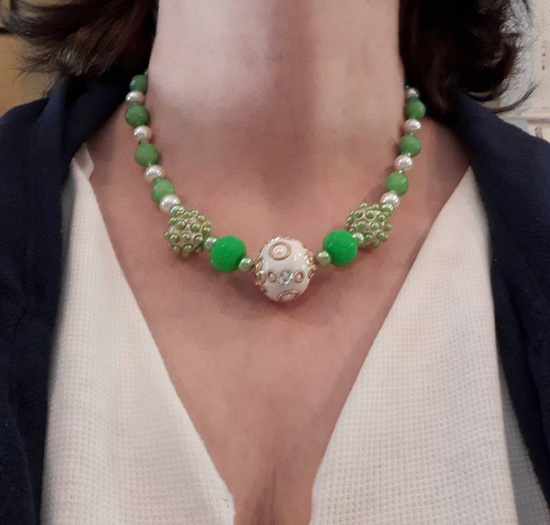 Apfelgarten Grüne Halskette, Kristall Verkrustete Perlen Mit Verschönert Und Weißen von MtNeboDesigns