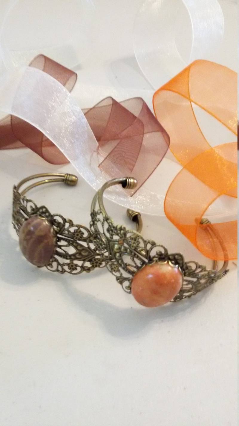 Armband, Antik Bronze Mit Naturstein Cabochaun von MtNeboDesigns