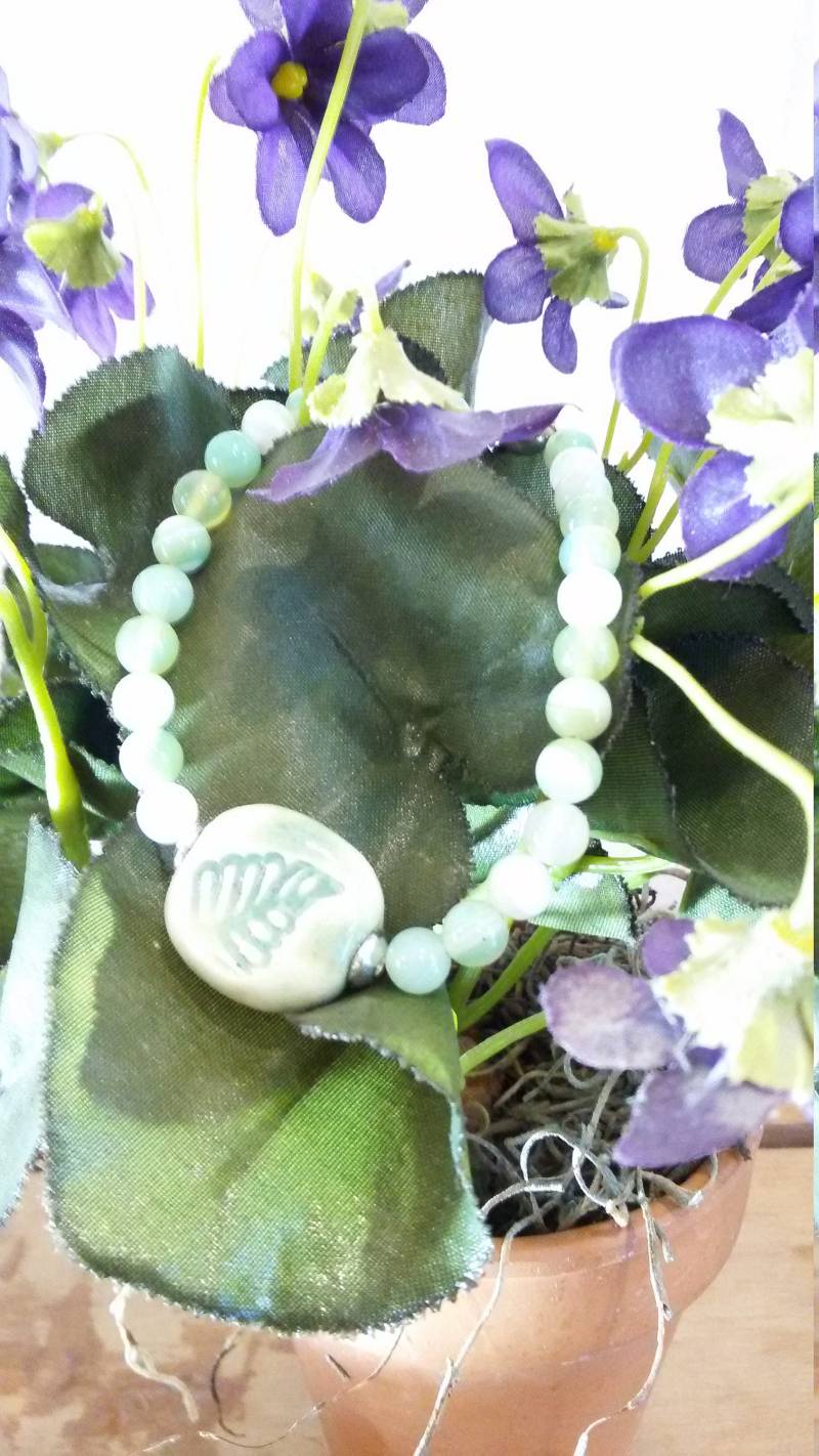 Armband Aus Grünem Achat Mit Handgefertigter Keramik-Fokerperle Blatt-Impression von MtNeboDesigns