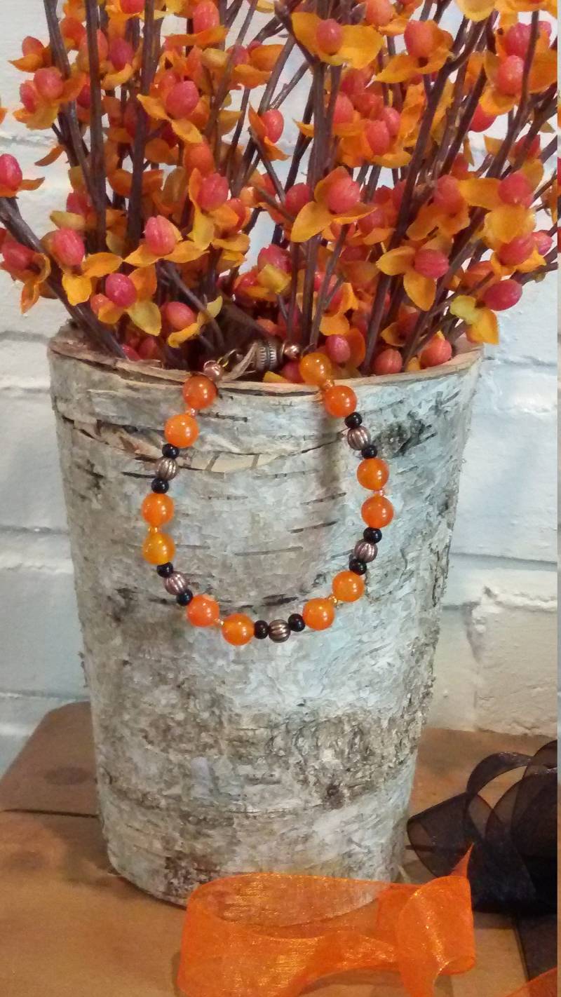 Armband Aus Orangen Achatsteinen Und Schwarzen Deutschen Glasperlen Mit Kupfernen Akzenten von MtNeboDesigns