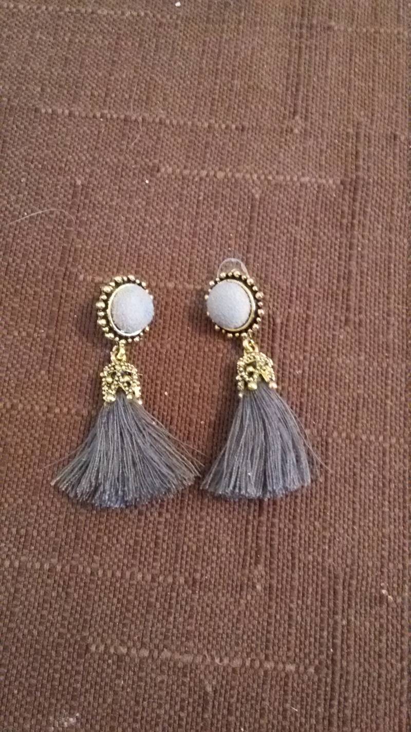 Bezaubernde Quastenohrringe, Besatz Aus Mit Wildleder Überzogenen Knöpfen , An Dem Kleine Rosa Und Graue Quasten Baumeln von MtNeboDesigns