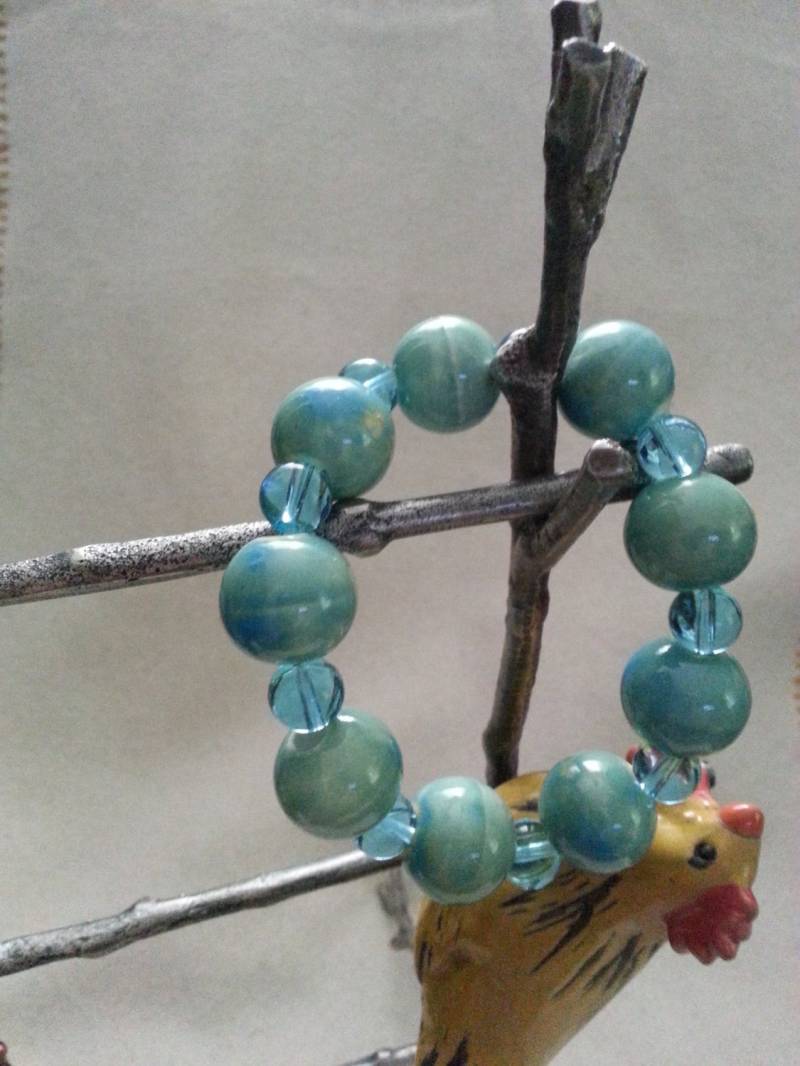 Dickes Stretchies Armband. 7 1/2 "Handbemalte 20 Mm Aquafarbene Keramikperlen Mit 10 Aqua Transparenten Glasperlen von MtNeboDesigns