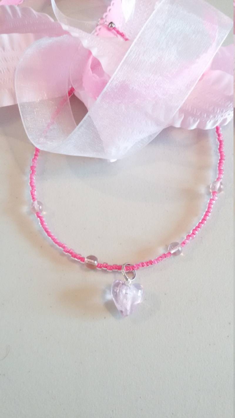 Ein Kleiner Herzanhänger Mit Hellrosa Lampwork Herz An Einem Strang Rosafarbener Rocailles-Perlen von MtNeboDesigns