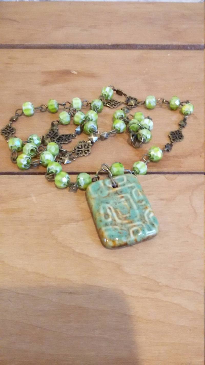 Halskette Mit Handgemachtem Grünem Keramikanhänger Handgemachter Glasperle Und Bronzekette von MtNeboDesigns