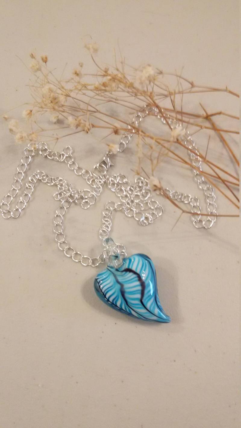 Handgemachte Blaue Glasherzanhänger An Silberner Kette von MtNeboDesigns