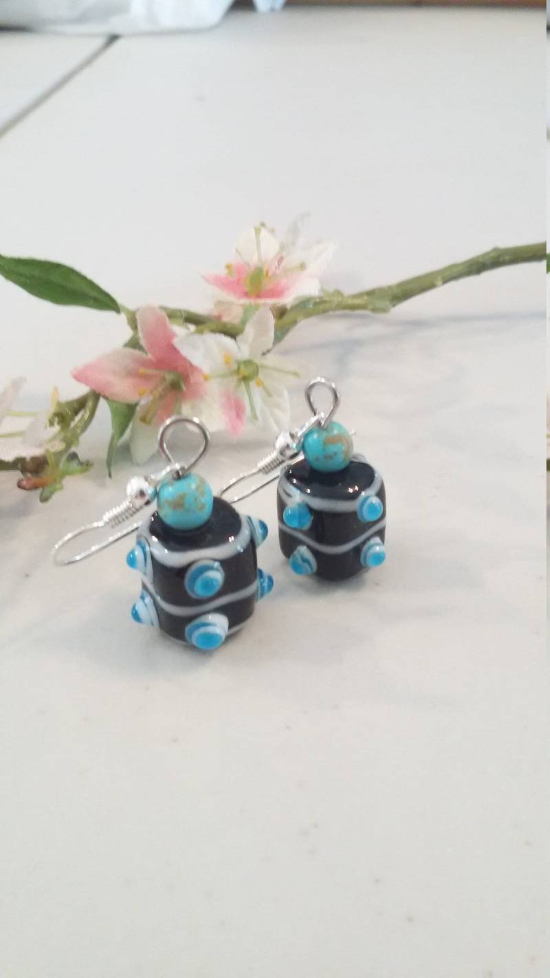 Handgemachte Lampwork Perlenohrringe. Dunkelblau Mit Türkisperlen Und Noppen von MtNeboDesigns