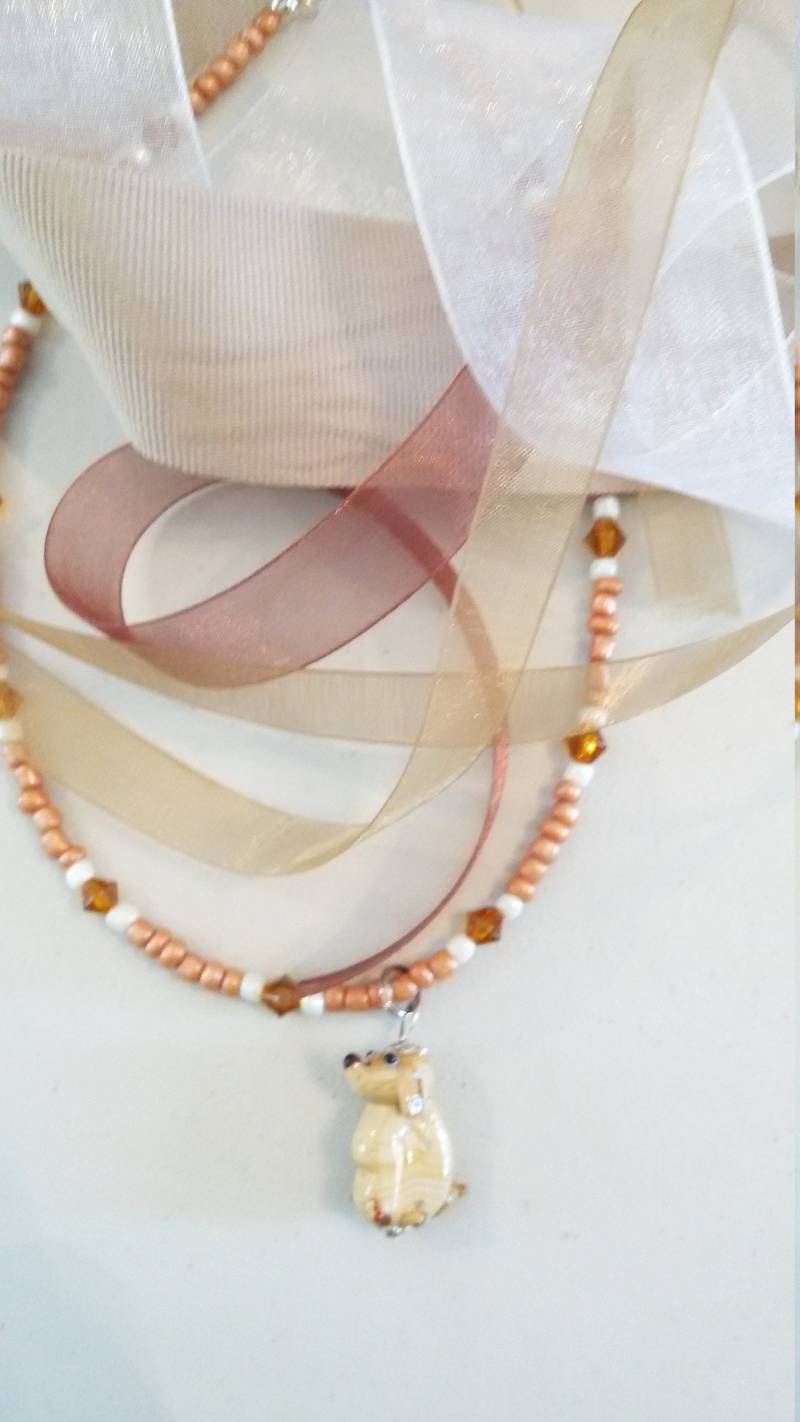 Kleiner Hündchen Kinder Halskette, Lampe Gearbeitet Glas Goldenen Retreiver Anhänger An Einem Strang Von Latte Farbige Perlen Und Toffee Kristallen von MtNeboDesigns