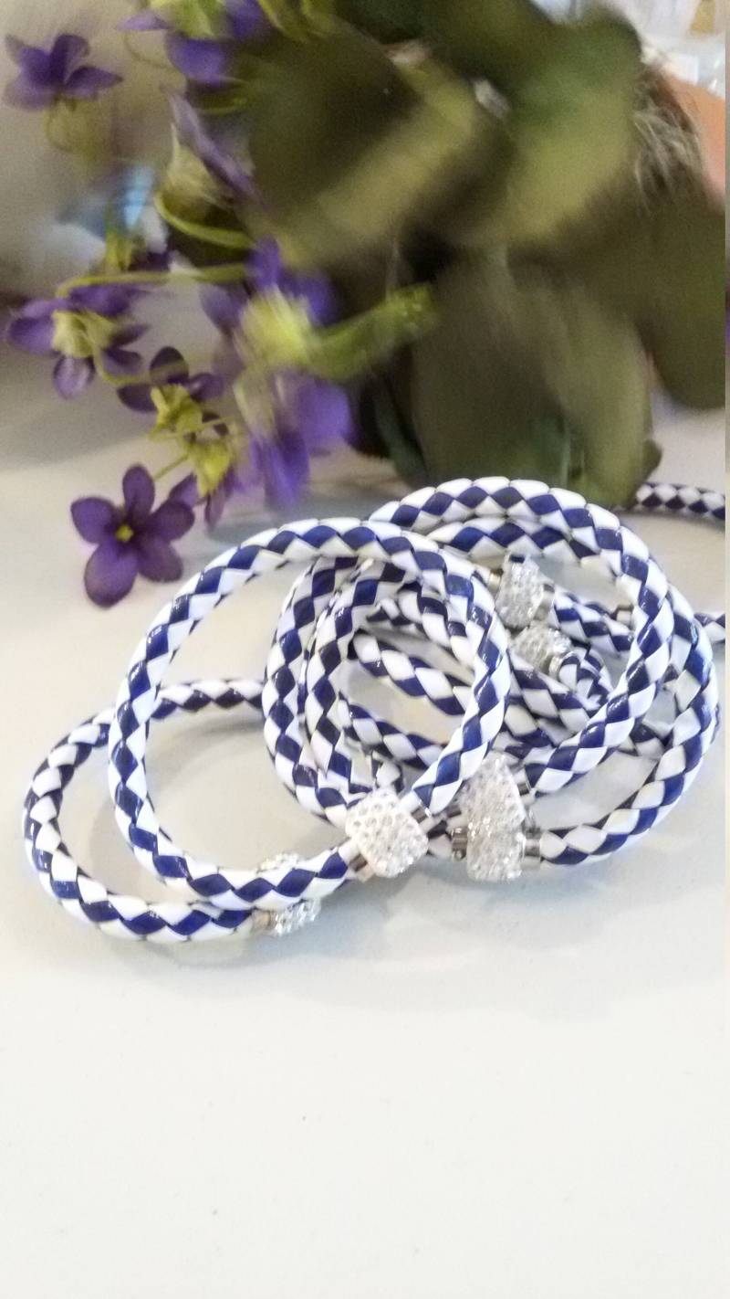 Maritimes Veganes Armband in Blau-Weiß Mit Einem Strass-Magnetverschluss von MtNeboDesigns