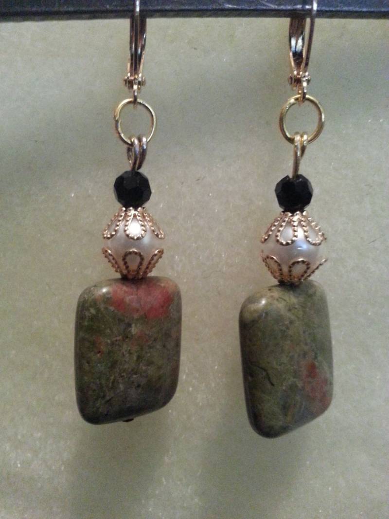 Ohrringe Mit Unakit Rechteck Stein, Weiße Perle & Schwarze Glasperle Gold-Filled Leverback Brisuren von MtNeboDesigns