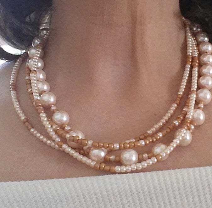 Pfirsich Und Champagner Halskette. 4 Stränge Aus Perlen Rocailles Mit Einem Vergoldeten Magnetverschluss von MtNeboDesigns