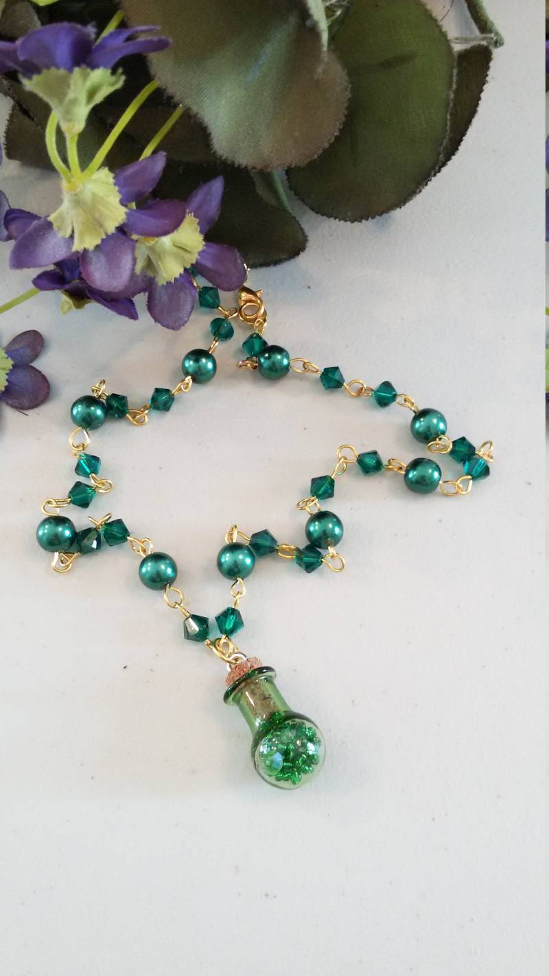 Smaragdgrüne Halskette Mit Grünen Swarovski-Kristallen Und Perlen Grüner Ampulle, Die Kristallen Gefüllt Werden von MtNeboDesigns