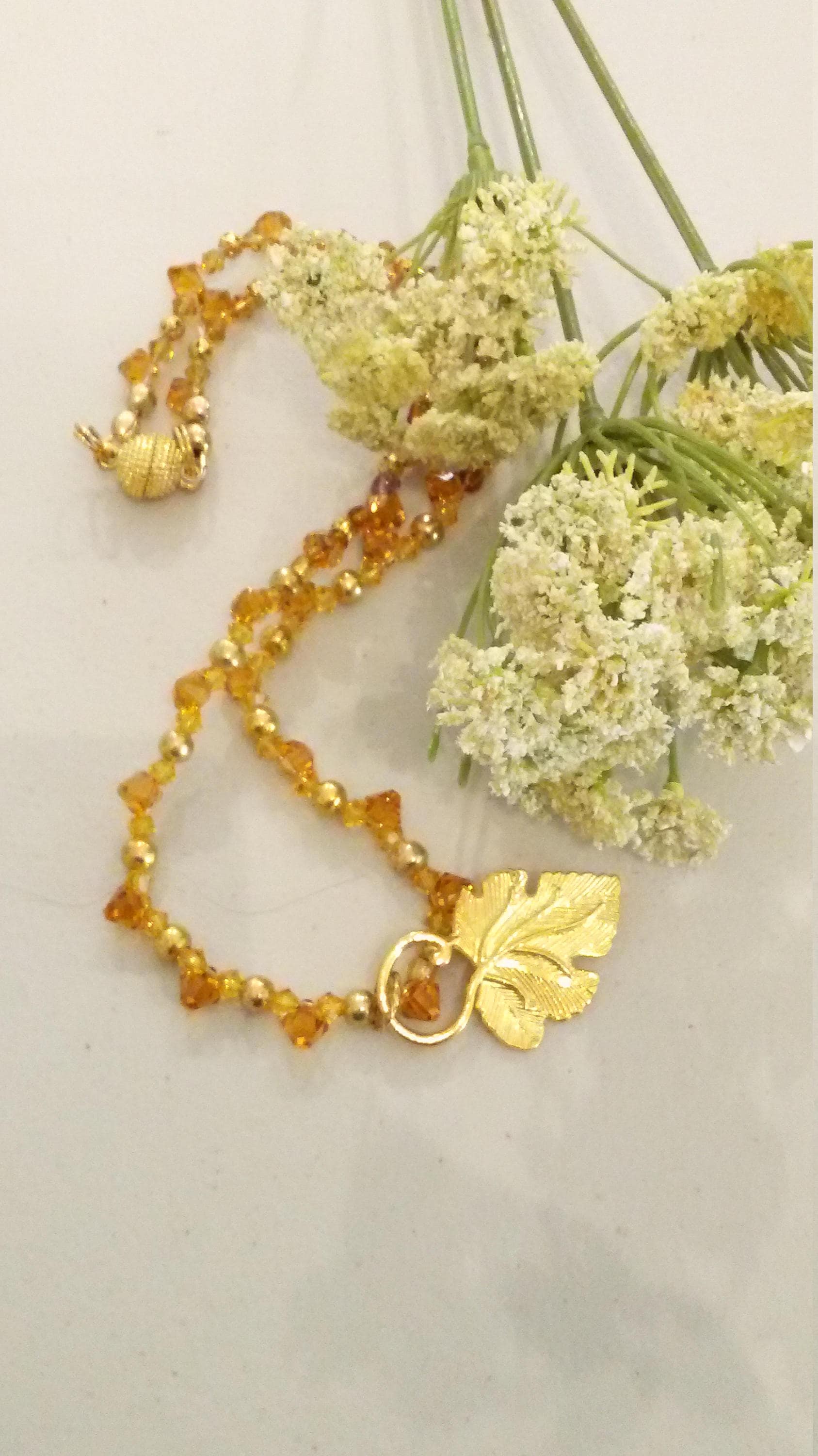 Sunburst Swarovski Kristall Halskette Mit Vergoldetem Blattanhänger von MtNeboDesigns