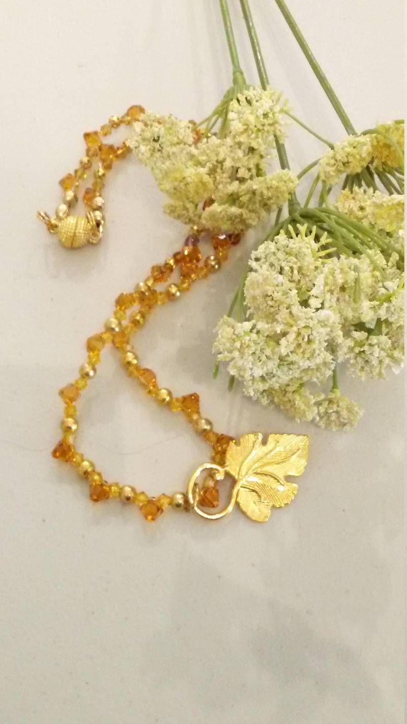 Sunburst Swarovski Kristall Halskette Mit Vergoldetem Blattanhänger von MtNeboDesigns