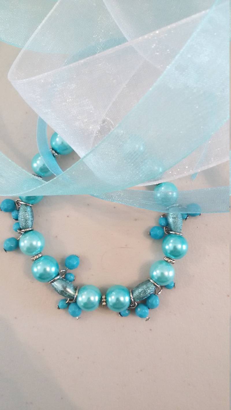 Swarovski Kristallperlen Armband Mit Türkistropfen Darüber Besprenkelt. Silberne Akzente von MtNeboDesigns