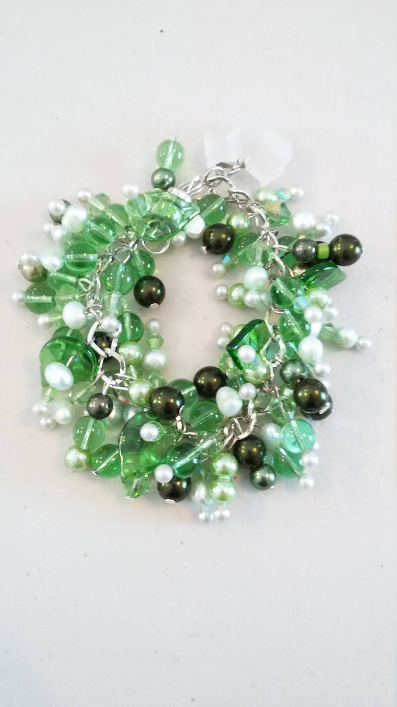 Zauberhaftes Grünes Armband Mit Swarovski Kristall Hasen-Charm Und Bicone Kristallen Perlen von MtNeboDesigns