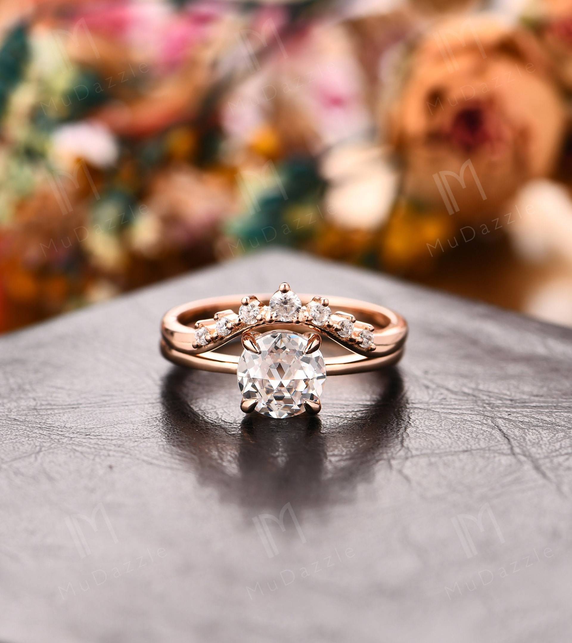 1.25Ct Runder Moissanit Verlobungsring Set/14K Roségold Ring Set/ Art Deco Simulierter Diamant Ehering Set/Brautjungfern Geschenk von MuDazzle