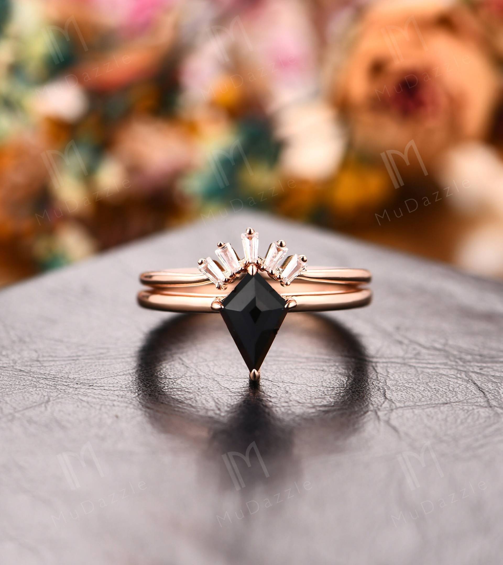 18K Gold Kite Cut Ring Set/ Schwarzer Achat Verlobungsring Jahrestag Geschenk/ Form Schwarz Onyx Set von MuDazzle