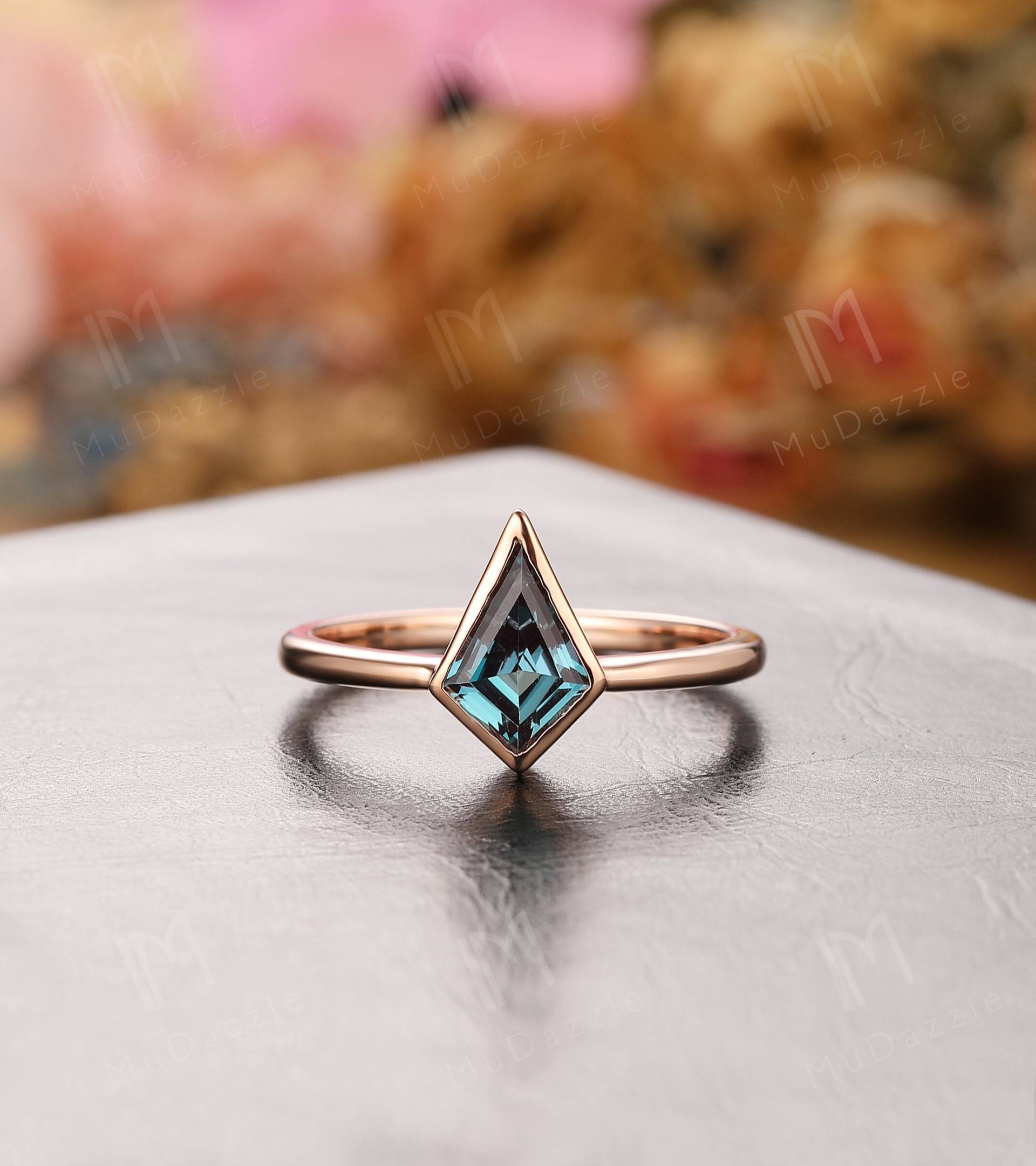 Drachenförmiger Alexandrit Ring // Bezel Set Ehering Rose Gold Solitärring Verlobungsring Schmuck von MuDazzle