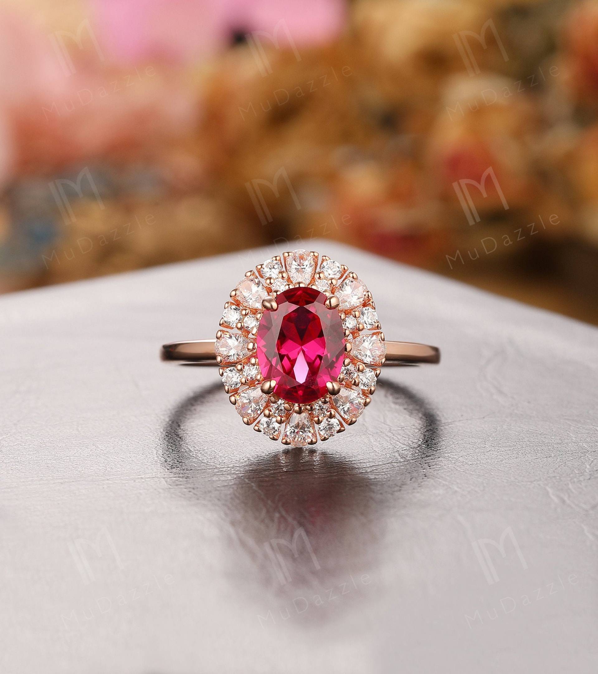 Rubin Verlobungsring // Roter Edelstein Schmuck Damenring 1.5Ct Oval Cut 6x8mm Ehering Wunderschöner Ring Juli Birthstone von MuDazzle