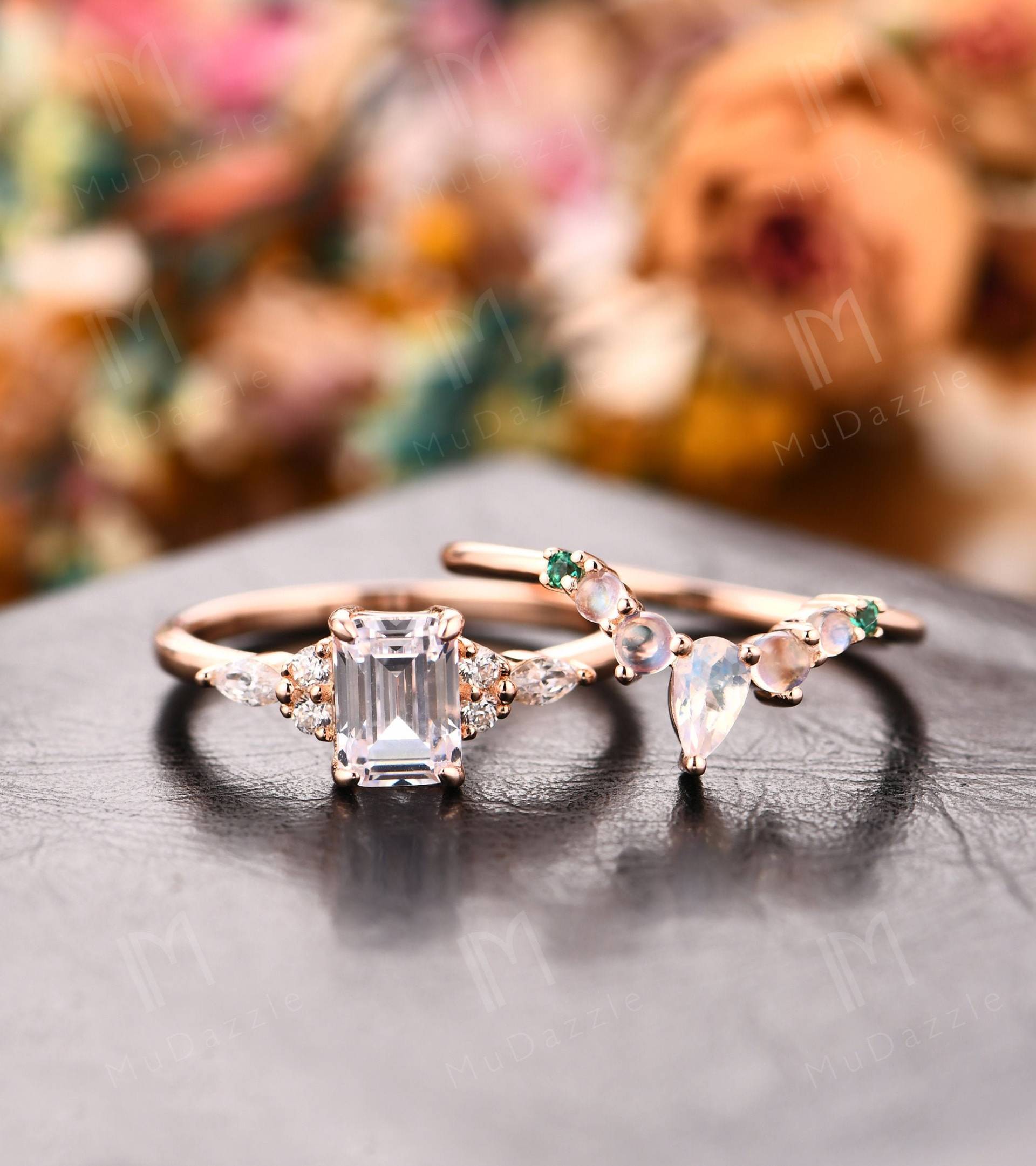 Spitze Prong Moissanite Hochzeit Versprechen Vorschlag Ring Set // 1.0Ct Smaragdschliff Verlobungsring Rosegold Vintage Braut von MuDazzle