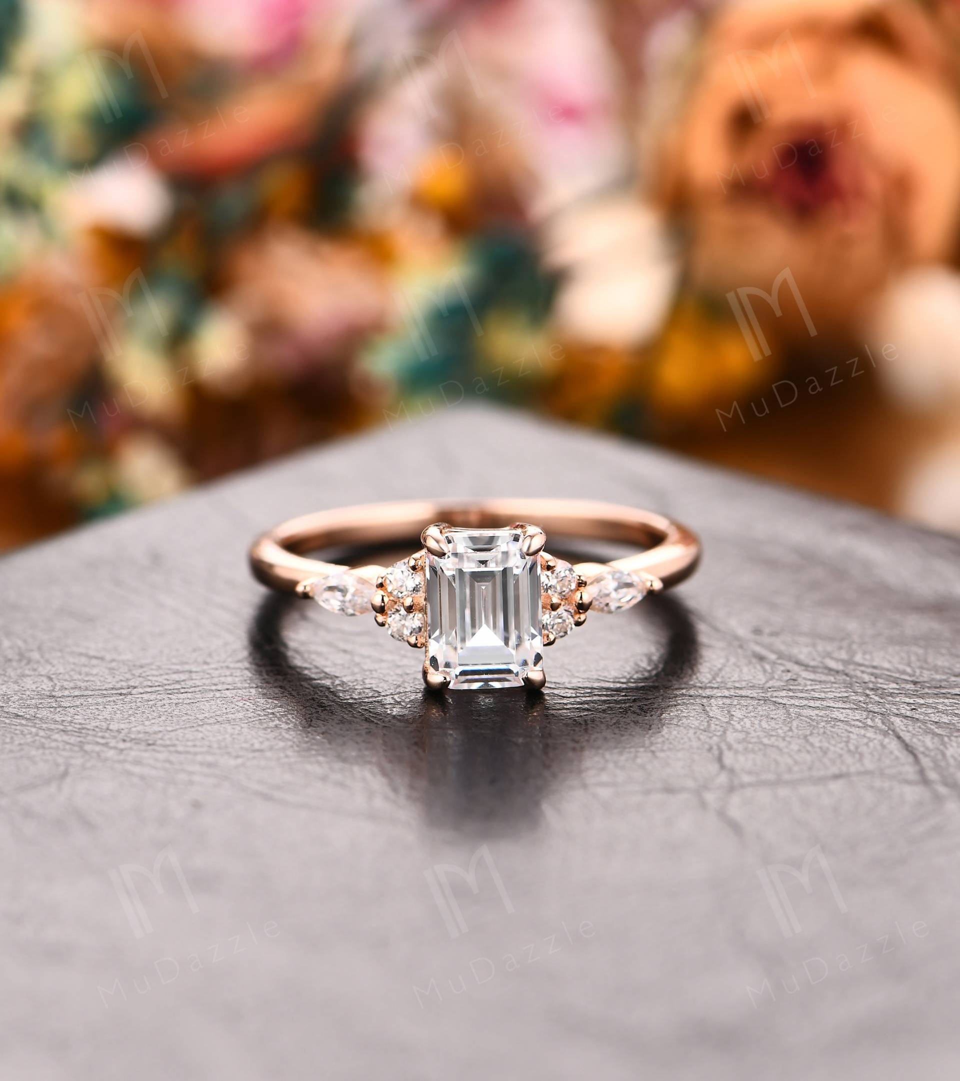 Vintage Moissanite Verlobungsring Im Smaragdschliff // Zarter Jubiläumsring Prong Set Simulierter Diamantring Milgrain Antiker Ehering von MuDazzle