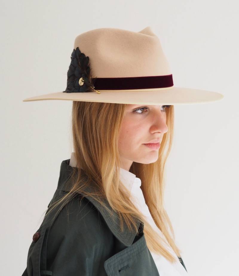 Giselle Mit Weinrotem Band von MuDuLondon